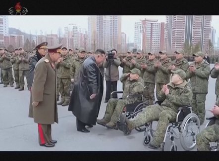 Luftuan krah Rusisë, Kim Jong Un quan heronj ushtarët e kthyer në Phenian