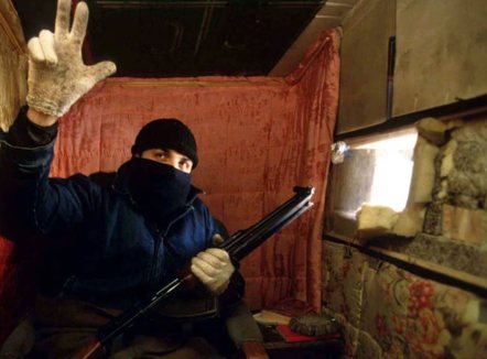 “Turistët snajperistë” dhe “çetnikët e fundjavës”: Kush ishin të huajt në rrethimin e Sarajevës?