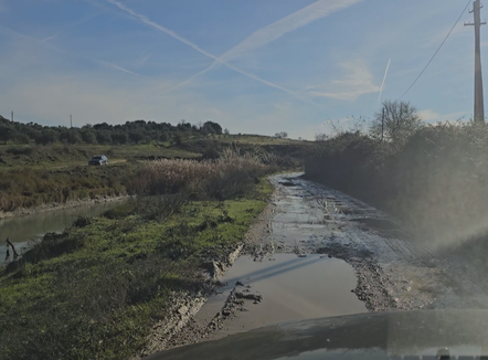 Banorët të pashpresë, rruga e fshatrave Tojgan dhe Hambar në Fier me baltë e gropa