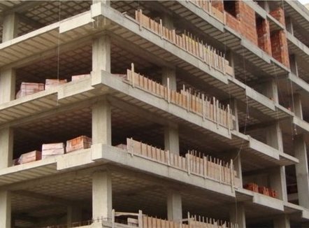 Punëtori 64-vjeçar humbi jetën në Paskuqan, arrestohet administratori i firmës nënkontraktore