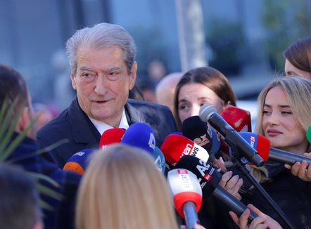 Berisha: Altin Troplini po u lexonte agjentëve të BKH urdhrin e Ramës, qytetarët do t’i japin përgjigje më 22 dhjetor