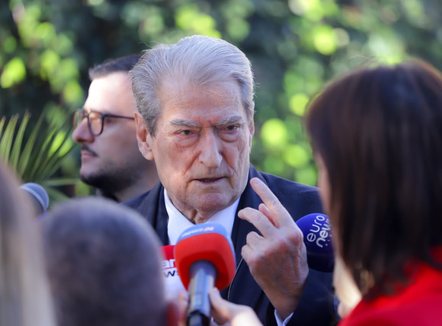 “Dumani e mbyll mandatin me faqe të zezë e pasuri të fshehura”, Berisha lexon mesazhin që i la: Drejtësia do e thotë një ditë fjalën