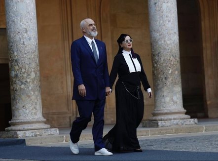 Linda Rama: Nuk qëndroj pas Edit, jam krah tij