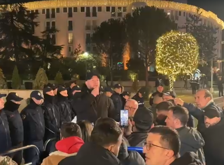 “Më kanë thyer këmbën”, mbështetësit e Lapajt përplasen me policinë para Kryeministrisë