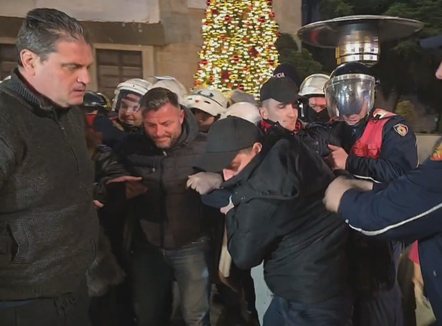 Policia ngre me forcë Lapajn për t’i lënë sheshin Berishës, një i plagosur