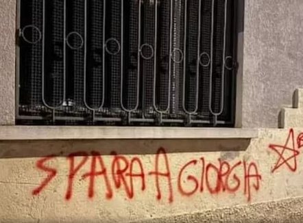 “Qëlloni Giorgia-n” në muret e selisë së Lega Nord, autoritetet nisin hetimet