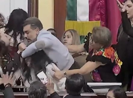 Ligjvënëset e Meksiko City përleshen në Kongres