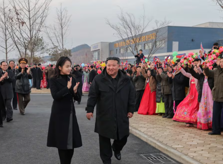 Vajza misterioze e Kim Jong-un rikthehet në skenë, rindezen dyshimet për trashëgimtarin e pushtetit