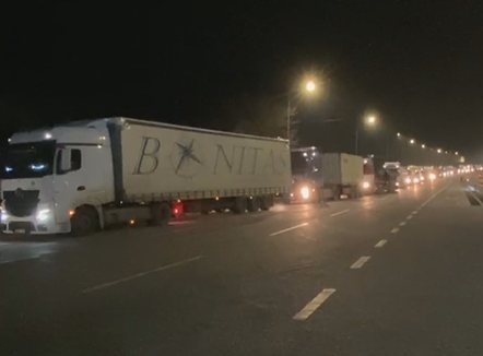 Radhë kilometrike, kamionët presin me orë në doganën e Vërmicës