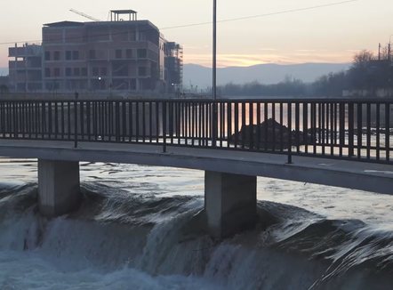 Veriu e jugu lidhen me një tjetër urë, Kurti në Mitrovicë: Nuk është kundër askujt
