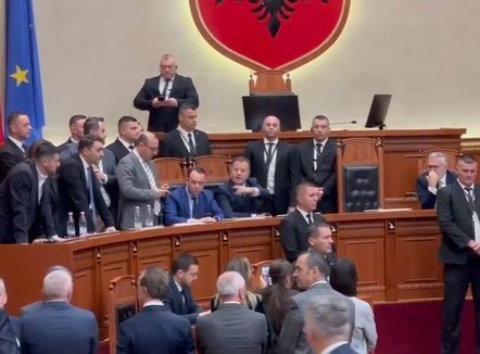 Deputetët e PD u zënë vendin ministrave në Kuvend