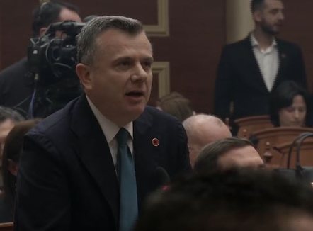 Balla pas tensioneve në Kuvend: Sjellja e opozitës për të motivuar mbështetësit