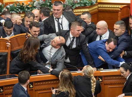 Parlamenti në kaos! Deputetët e PD përleshen me Gardën, përjashtohen Noka dhe Balliu. Socialistët vijojnë me votimin e rendit të ditës