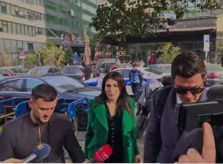 E shoqëruar nga policia, mbërrin në GJKKO drejtuesja e AKSHI-t