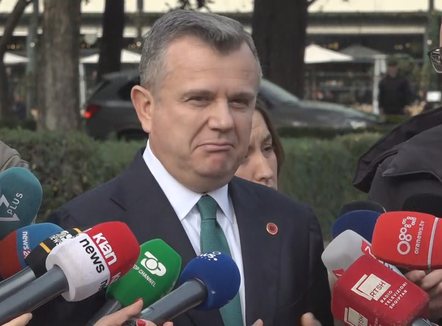 “E njëjta situatë si 8 vite më parë”, Balla: Opozita djeg Parlamentin kur s’ka pjesëmarrje në protestë 