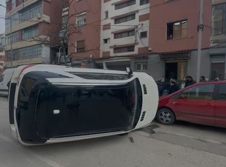 Shoferi nuk ndjehet mirë, humb kontrollin e mjetit dhe përmbyset në mes të rrugës në Korçë