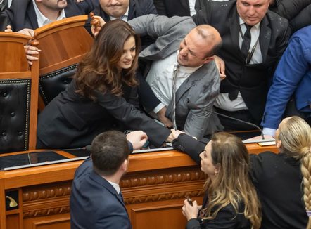 Kaosi në Parlament, PS kërkon përjashtimin e 29 deputetëve të opozitës