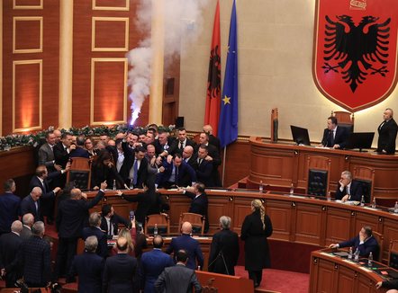 Parlament me tym e flakë. PD rebelohet e bllokon seancën, PS “beton” Shabanin