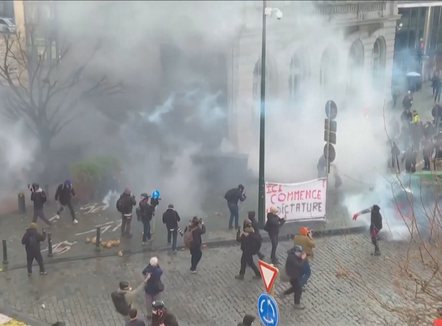 Dhunë e gaz lotsjellës në Bruksel, fermerët protestojnë kundër marrëveshjes me Mercosur