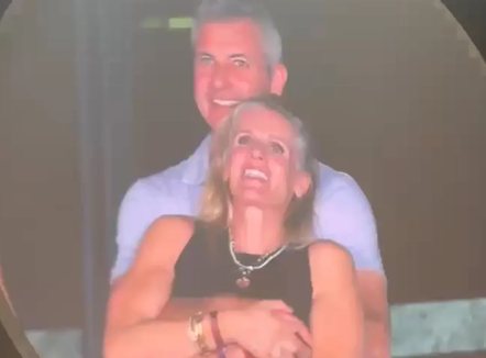 U kap në kamera me shefin e saj në koncertin e Coldplay, Kristin Cabot thyen heshtjen, flet për kërcënimet dhe ngacmimet