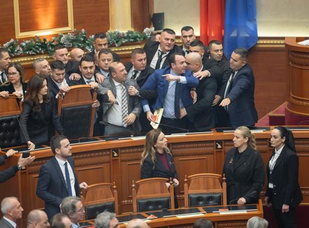 Kërkesa e PS për përjashtimin e deputetëve të opozitës, mbledhja e Sekretariatit të Etikës shtyhet për të martën