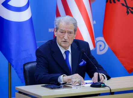 Berisha mbledh aleatët: Opozita mbështet punonjësit që zbatojnë ligjin