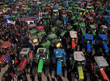 Protesta e fermerëve grekë, bllokohet qarkullimi për 3 orë në Kostur për mjetet e rënda