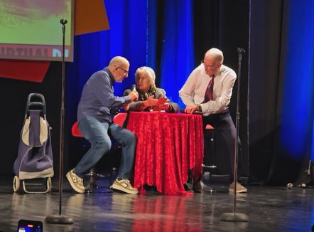 Varieteja që gërsheton brezat, parodistët e Vlorës rikthehen në sallën e “Petro Markos”