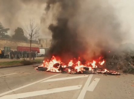 Armëpushim për Krishtlindje, Franca “në luftë” me fermerët, rrezikon paralizë gjatë festave