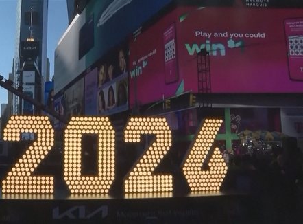 Nju Jorku gati për festë, përgatitjet e fundit në Times Square, prezantohet numri “2026”