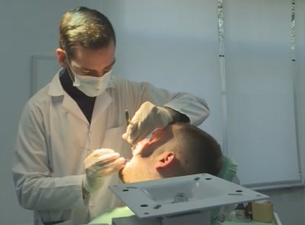 Kujdesi për dhëmbët, tek dentisti vetëm kur kemi dhimbje. Klinika në QSUT ofron shërbime falas