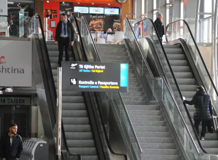 Fshehu mijëra paunde në çorape, kapet në aeroportin Adem Jashari