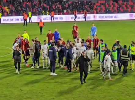 Tifozët futen në fushë në fushë në ndeshjen Flamurtari-Teuta, përplasen ne futbollistët 