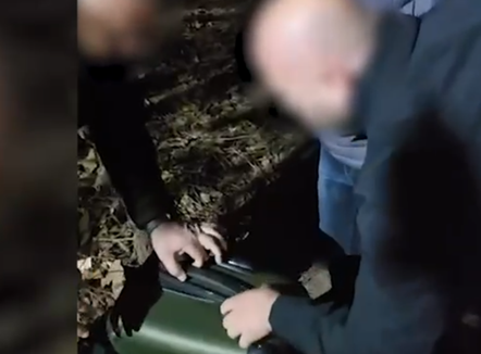 Paketoi kallashnikovin në valixhe gati për shitje, në pranga 24-vjeçari në Tiranë