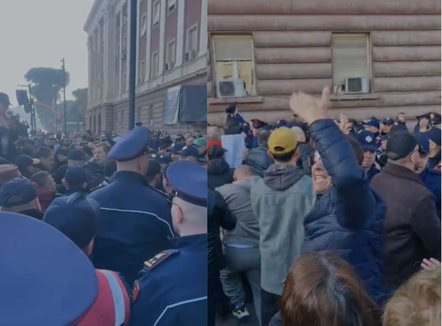 Tensione te protesta, policia përplaset me protestuesit përballë Kryeministrisë