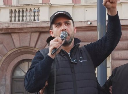 Protesta para kryeministrisë, Lapaj i përcjell Ramës mesazhin e babait të tij: Je në konflikt të drejtpërdrejt me familjen time