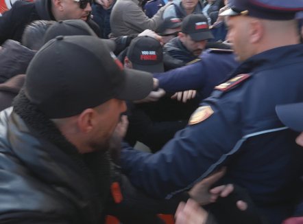 3 orë protestë e përplasje para kryeministrisë, shoqërohen në polici 4 aktivistë të “Shqipëria Bëhet”, sekuestrohen makina e pajisje
