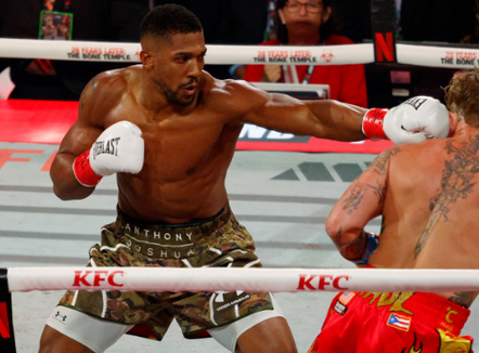 Anthony Joshua ‘shokon’ YouTuber-in Jake Paul, 'i jep leksione' boksi në ring