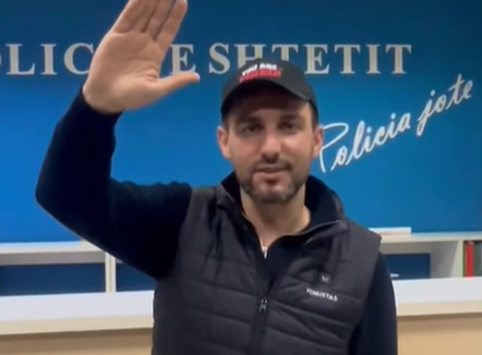 “Mora medalje”- Lapaj shfaqet brenda Komisariatit të Policisë pas protestës: Më proceduan penalisht!