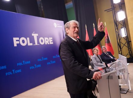 Berisha takim me qytetarët në Kurbin: Agjencitë shtetërore marrin peng njerëzit dhe i çojnë në bodrume për t’u tërhequr nga tenderat