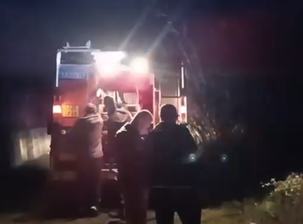 Shkrumbohet krejtësisht banesa në Fier, dyshohet për zjarr të qëllimshëm