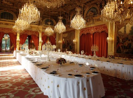 Punonjësi i Pallatit Élysée vjedh enët e përdorura nga Macron dhe familja e tij