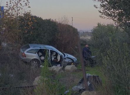 Përplasen dy automjete në Fier, njëri përfundon në kanal