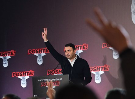 Mijëra qytetarë në shesh, Këlliçi thirrje publike Ramës: Jep sot dorëheqjen! Pallati jot i korrupsionit është në zi