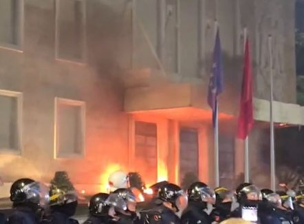 Përshkallëzohet situata, hidhet molotov në derën e kryeministrisë, shoqërohet një protestues