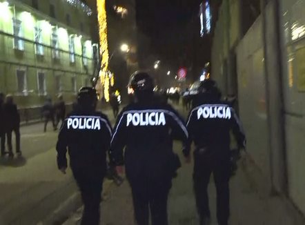 Strategji apo zgjedhje e momentit? Protestuesit shpërndahen te parlamenti dhe selia e PS, lëndohet një protestues