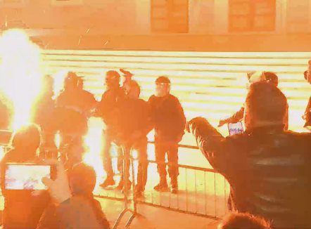 Molotov drejt Kryeministrisë, plagosen 2 policë