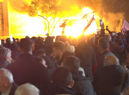 Protesta e opozitës, disa protestues të shoqëruar. Mes tyre edhe një i mitur