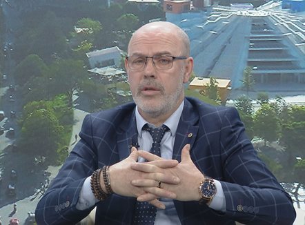 “60% e mësuesve shqiptarë nuk dinë të përdorin kompjuter”, eksperti i arsimit tregon statistikat