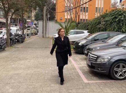 Deputetja e PS, Olta Xhaçka, paraqitet në SPAK